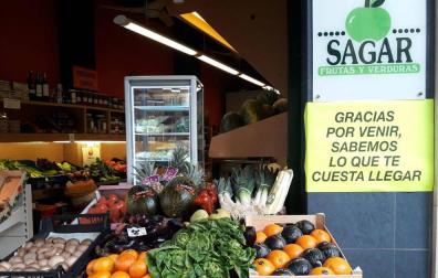 El comercio de Pamplona “empapela” sus escaparates contra la amabilización