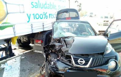 Dos mujeres, heridas en San Adrián al chocar un coche y un camión