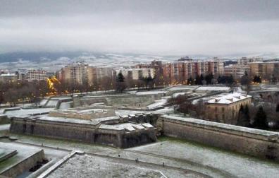 Pamplona amanece cubierta con una fina capa de nieve