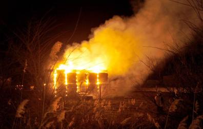 Los bomberos asisten un incendio de una pajera en Peralta