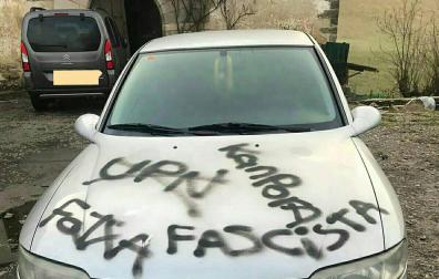 Aparecen pintadas de "fascista" en el coche de un concejal de Atez