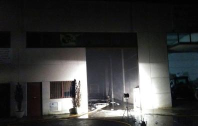Dos coches ardiendo causan un incendio en un polígono industrial de Alsasua