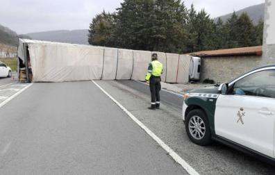 Un camión vuelca en la N-121-A a la altura de Burutain