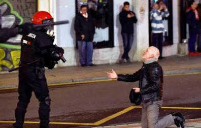 Un ertzaina ha muerto tras sufrir un infarto durante los enfrentamientos que se han producido cerca del estadio de San Mamés antes del partido de la Liga Europa entre el Athletic de Bilbao y el Spartak de Moscú.