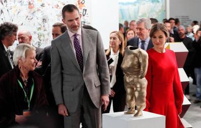 Los Reyes han llegado este jueves a Ifema para la inauguración de la feria ArcoMadrid '18 en su tradicional visita que, en esta ocasión, estaba marcada por la retirada de una obra de la galería Helga de Alvear.