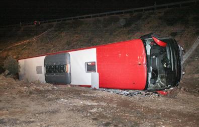 Un autocar de la empresa Autobuses Jiménez que aoyaba a la firma PLM Autocares que cubría el trayecto Madrid-Logroño-Pamplona sufrió un accidente en la A-1.