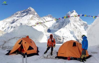 Txikon y Sadpara parten hacia la cima del Everest