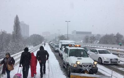 Atascos en Pamplona por la nieve