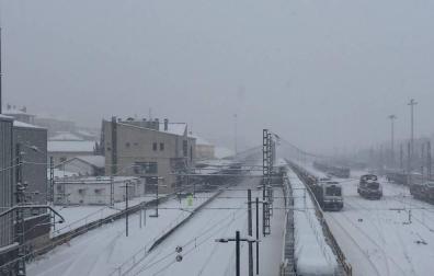 La nevada en Navarra cancela vuelos y autobuses y corta el tráfico de trenes