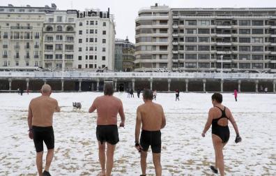 El temporal de nieve deja estampas históricas en el norte de España