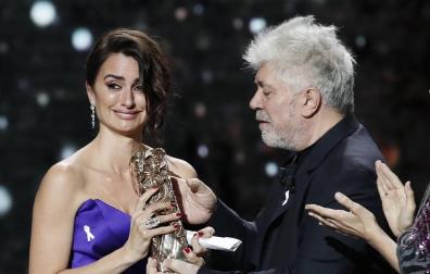 Penélope Cruz recibe el César de Honor del cine francés de manos de Almodóvar