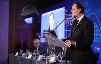 Rajoy se cuelga el lazo morado