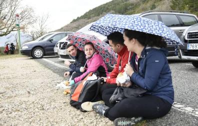 La lluvia acompaña a miles de peregrinos que ya se acercan al castillo en una segunda Javierada multitudinaria