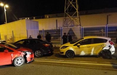 Un conductor choca contra varios vehículos en Landaben y provoca graves daños
