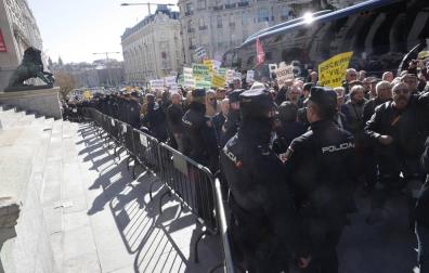 Miles de jubilados cortan el acceso al Congreso para reclamar pensiones dignas