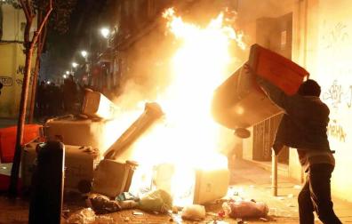 Seis personas de nacionalidad española han sido detenidas, diez policías nacionales han resultado heridos y numerosos destrozos en las calles se han producido durante la protesta por la muerte de Mmame M., el senegalés mantero que murió de un paro cardíaco en el barrio de Lavapiés