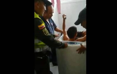 Hace un reto viral y se queda atrapado en una lavadora