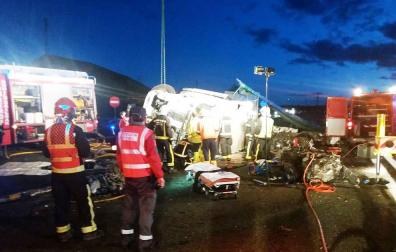 Muere un camionero en un accidente que corta el tráfico de la  AP-15 en sentido sur