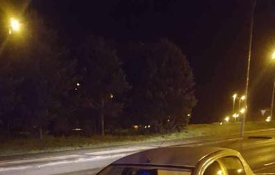 Se queda dormido, choca contra un árbol y triplica la tasa de alcohol en Pamplona