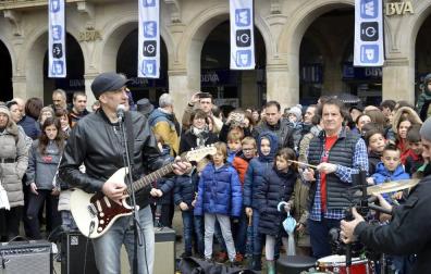 La fundación Walk on Project (WOP) ha grabado una flashmob este domingo en la plaza del Castillo de Pamplona para concienciar sobre la necesidad de investigar las enfermedades degenerativas.