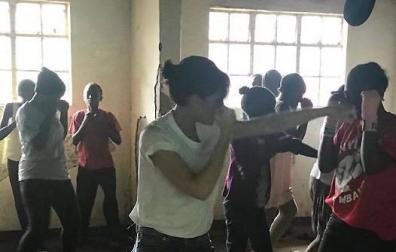 Victoria Beckham promueve el boxeo femenino en Kenia