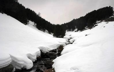Dos muertos y un herido crítico al atraparles un alud en el Vall d'Aran
