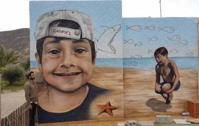 El recuerdo alegre de Gabriel nadará para siempre en un mural con diseño navarro