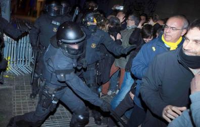 Momentos de tensión entre Mossos y manifestantes ante la Delegación de Gobierno
