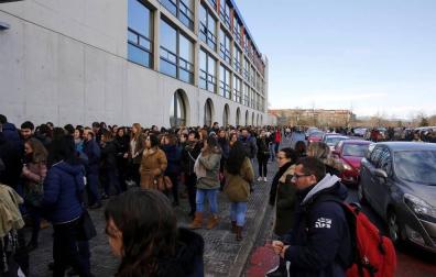 Miles de personas se dan cita en la UPNA para la oposición de Enfermería