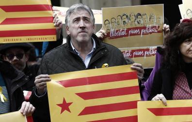 Cientos de personas rechazan en Pamplona la "deriva autoritaria" en Cataluña