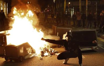 Nueve detenidos y un centenar de heridos en los disturbios de Cataluña por Puigdemont