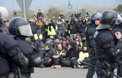 Independentistas cortan las principales vías de Girona, Lleida y Tarragona