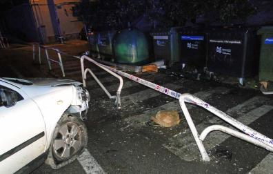 Sale de la vía y colisiona con una farola, un panel y cuatro vallas en Pamplona