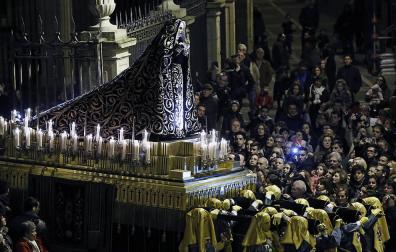 Multitudinaria procesión del Santo Entierro en Pamplona
