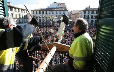 Una multitudinaria quema del Volatín en Tudela recuerda al joven fallecido en 2017