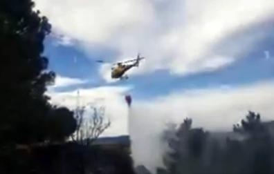 Bomberos trabajan para sofocar un incendio de vegetación en Puente la Reina