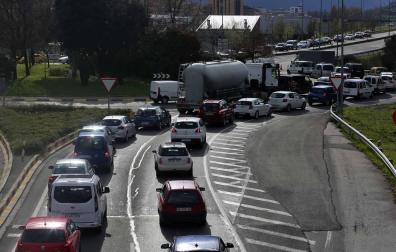Un camión cisterna ha volcado este martes en la ronda de Pamplona, a la altura de Ansoáin, y el vertido de hidrocarburo ha llegado al río Arga.