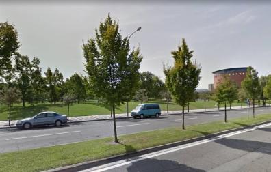 Da positivo en alcohol tras chocar contra tres vehículos aparcados en Pamplona