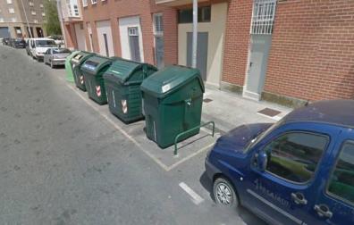 Siniestro ocurrido al chocar contra un vehículo y cuatro cubos de basura en Pamplona