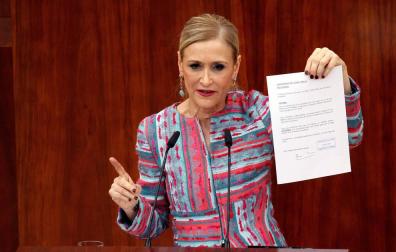 Cifuentes aporta un nuevo documento de su máster sobre un docente admitiendo el error