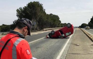 Dos heridos al salirse de la vía y volcar su vehículo en Castejón