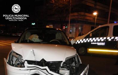 Se sale de la vía, choca contra dos árboles y tres contenedores y huye del lugar
