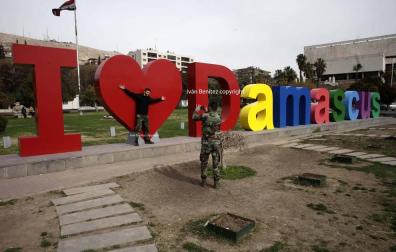 Callejeando por la capital siria, en pleno frente de guerra, sorprende la cotidianidad de la vida. Una pareja se regala miradas y un ramo de flores, un grupo de niños sale del colegio, dos universitarias comen en una terraza...