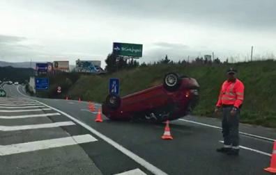 Vuelca un vehículo en la autovía A-15 a la salida de Zizur