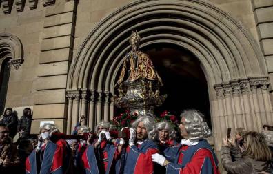 El santo ha sido trasladado con su comitiva desde la capilla de San Lorenzo a la catedral de Pamplona, donde permanecerá hasta el martes. El sol acompañó el acto, secundado por miles de personas