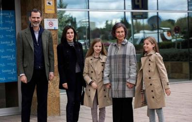 La Reina Sofía posa de la mano de sus nietas junto a Letizia y Felipe