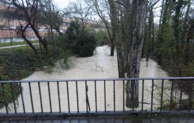 La lluvia de las últimas horas deja ríos desbordados y carreteras cortadas en Navarra