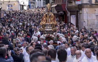 El santo ha sido trasladado con su comitiva desde la capilla de San Lorenzo a la catedral de Pamplona, donde permanecerá hasta el martes. El sol acompañó el acto, secundado por miles de personas