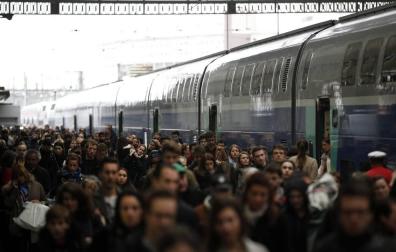 Atrasos y resignación en las estaciones de Francia por la huelga de trenes