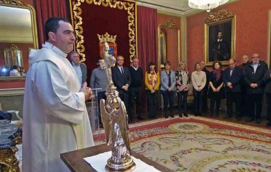 El Ayuntamiento de Pamplona recibe al Ángel de Aralar en el año santo jubilar